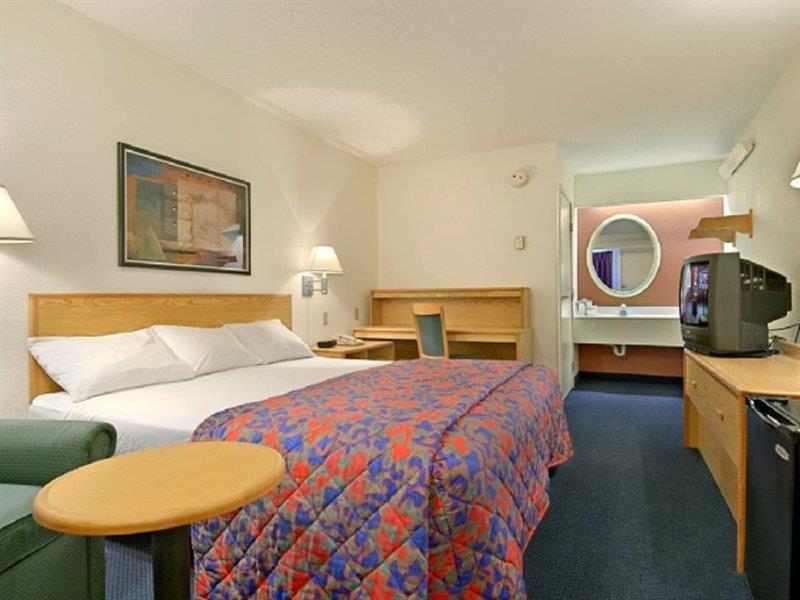 Red Roof Inn Plus+ Secaucus - Meadowlands Room photo