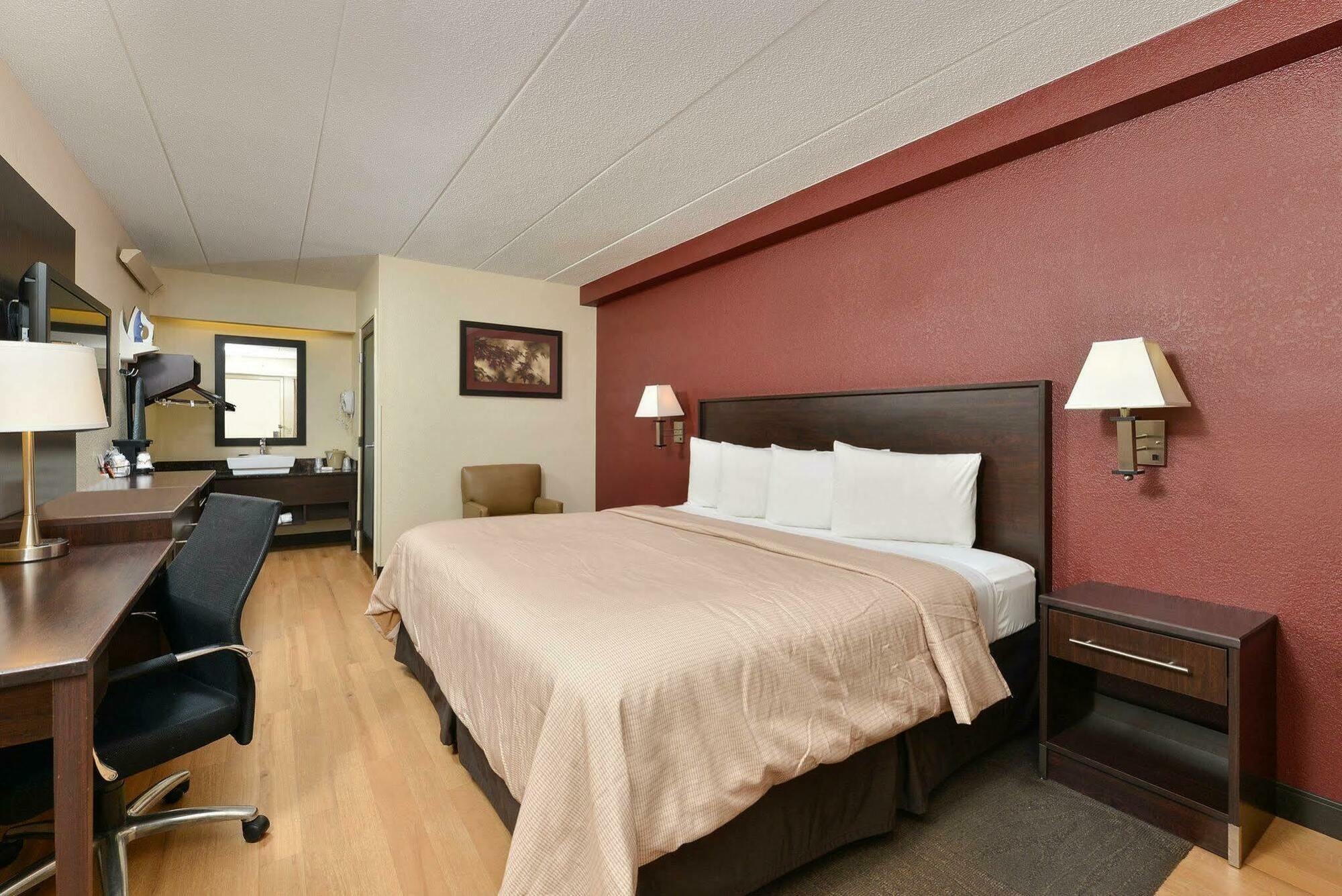 Red Roof Inn Plus+ Secaucus - Meadowlands Exterior photo